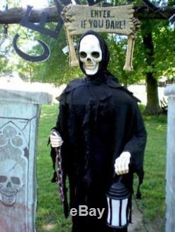 ANIMATED LIFE SIZE 6 FOOT 2 KEEPER OF THE GATE with LANTERN HALLOWEEN DISPLAY PROP