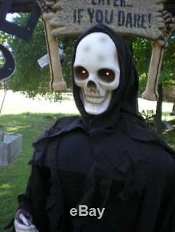 ANIMATED LIFE SIZE 6 FOOT 2 KEEPER OF THE GATE with LANTERN HALLOWEEN DISPLAY PROP