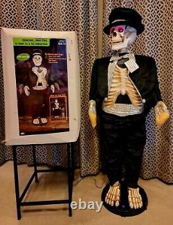 Gemmy Life Size 5' Singing Dancing Skeleton animatronic halloween