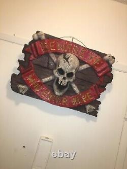 Halloween prop 2007 GRUESOME GRAVEYARDS SKULL WALL PLAQUE. Awesome hanging sign