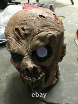Halloween prop Hungry ZOMBIE HEAD EATING RAT. Animated, light, sounds. AS IS