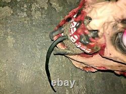 Halloween prop Hungry ZOMBIE HEAD EATING RAT. Animated, light, sounds. AS IS