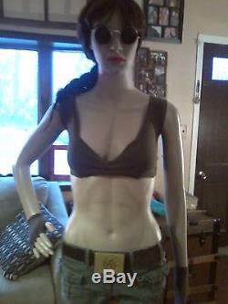 LARA CROFT TOMB RAIDER LIFE SIZE MANNEQUIN HALLOWEEN PROP ZOMBIE PROP