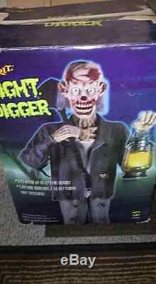 LIFESIZE NIGHT DIGGER HALLOWEEN PROP. With working light up lantern. SCARCE