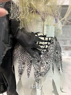 Newly Deads Halloween Bride & Groom Skeleton Sings I Got You Babe Sunny & Cher