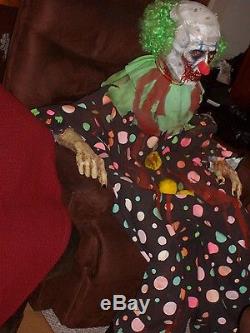 TERRIFYING, SITTING KILLER CLOWN. SUPER QUALITY HALLOWEEN PROP. Looks real. OOAK