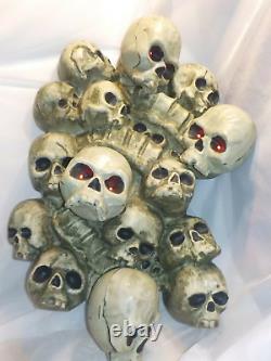 Totally Ghoul Wall of Skulls 2008 Halloween prop Wall Hanging HTF Works Great