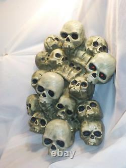 Totally Ghoul Wall of Skulls 2008 Halloween prop Wall Hanging HTF Works Great